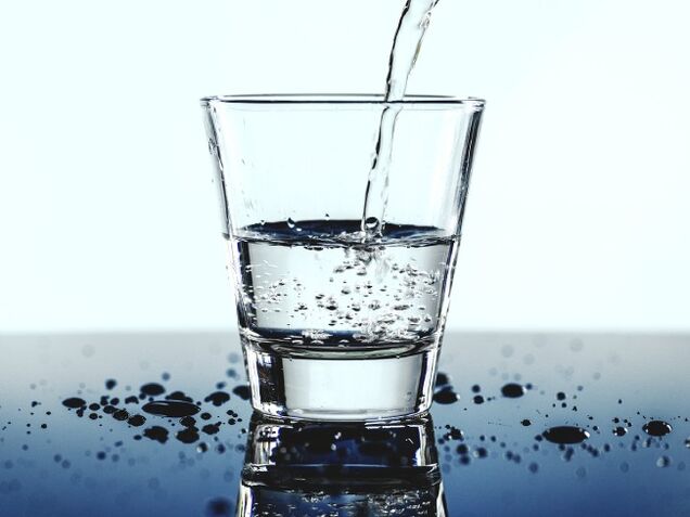 пить воду вместе с алкоголем