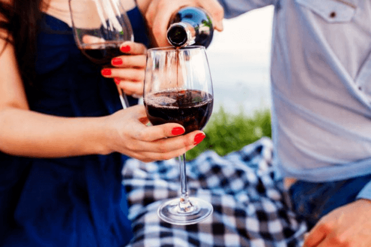 Вино — лучший алкогольный напиток для приятного вечера перед сексом. 